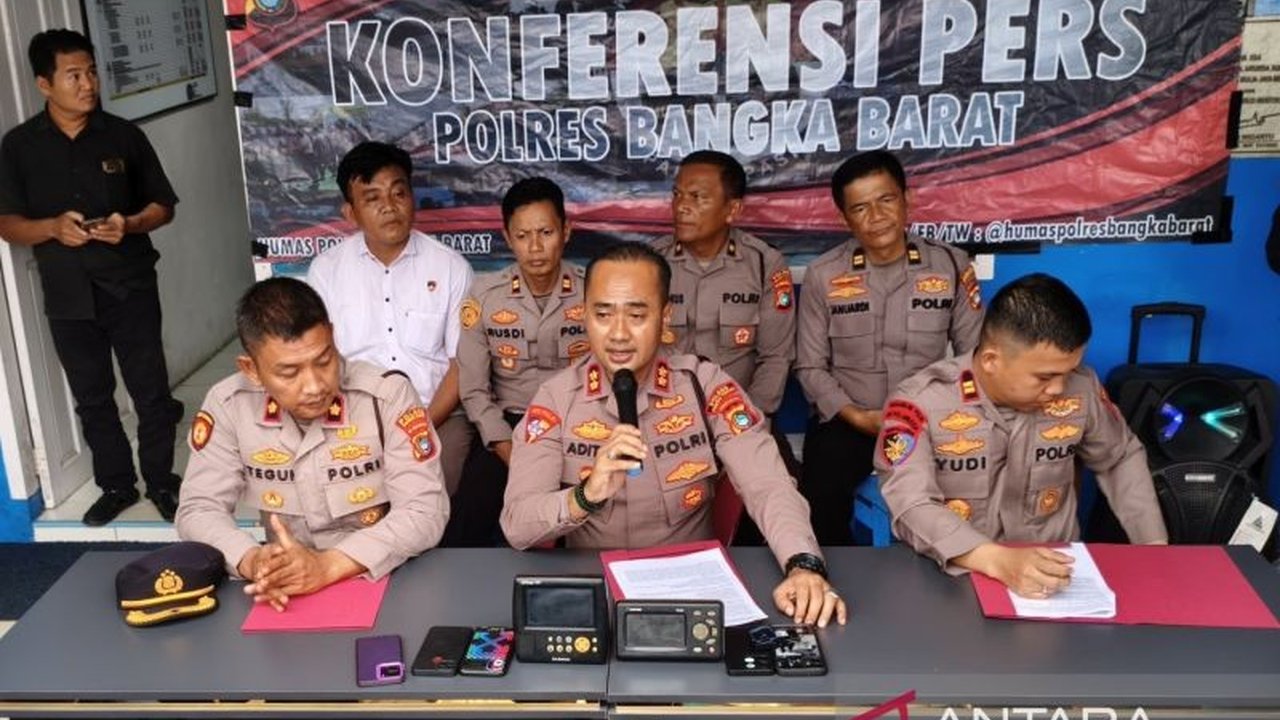 Kepolisian Bangka Barat menggagalkan penyelundupan 5 ton bijih timah menuju Malaysia dan menangkap 8 tersangka yang merupakan satu keluarga dari Kepulauan Riau.