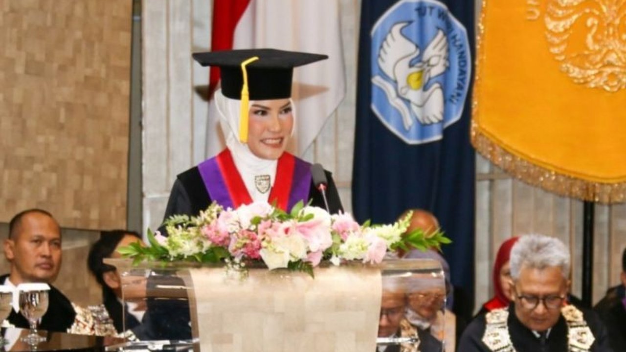 Guru Besar UI, Prof. Retno, mengajak membangun bangsa dengan memanfaatkan kearifan lokal melalui inovasi sosial yang berkelanjutan,  mengingat potensi Indonesia yang besar dalam hal ini.