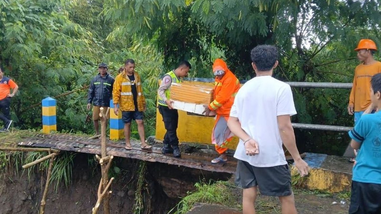 Jembatan Pasawane Putus Diterjang Banjir, Polisi Bangun Jembatan Darurat