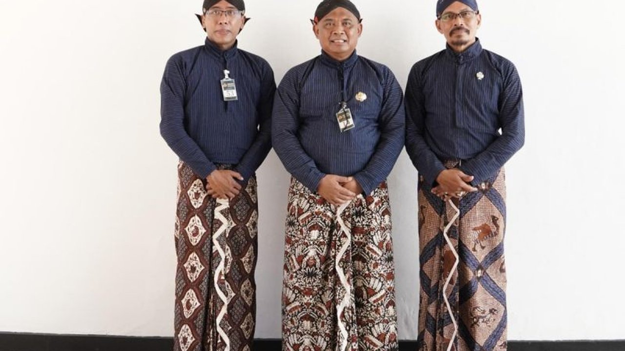 Bupati Sleman, Harda Kiswaya, resmi dianugerahi gelar KMT H Pangarsohadiprojo oleh Keraton Yogyakarta, sebuah gelar yang mencerminkan komitmennya pada kepemimpinan yang bijaksana dan pengabdian kepada masyarakat.