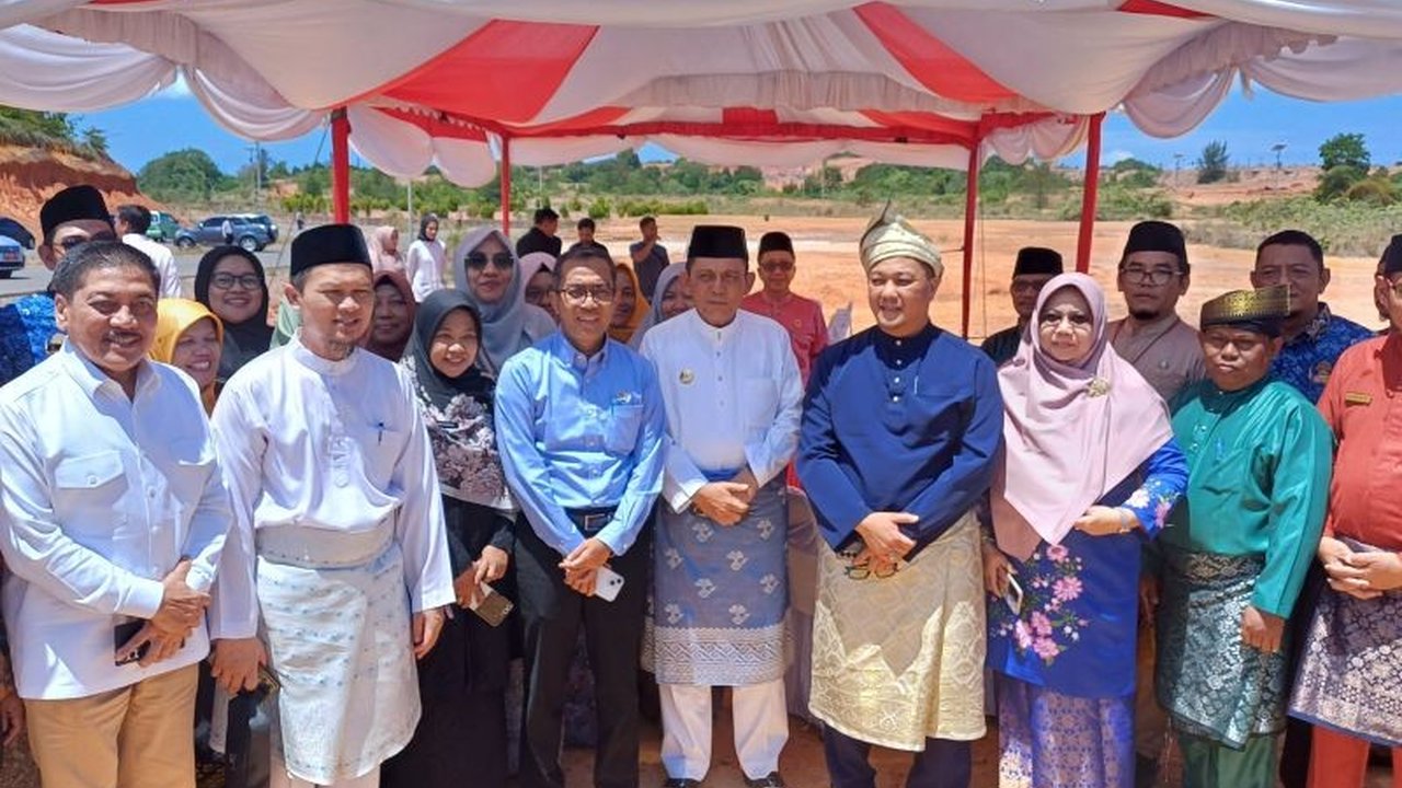 Menteri Pendidikan, Kebudayaan, Riset, dan Teknologi meninjau lokasi pembangunan Sekolah Garuda di Kepri, proyek senilai Rp100 miliar yang bertujuan mencetak generasi muda unggul dan berdaya saing global.