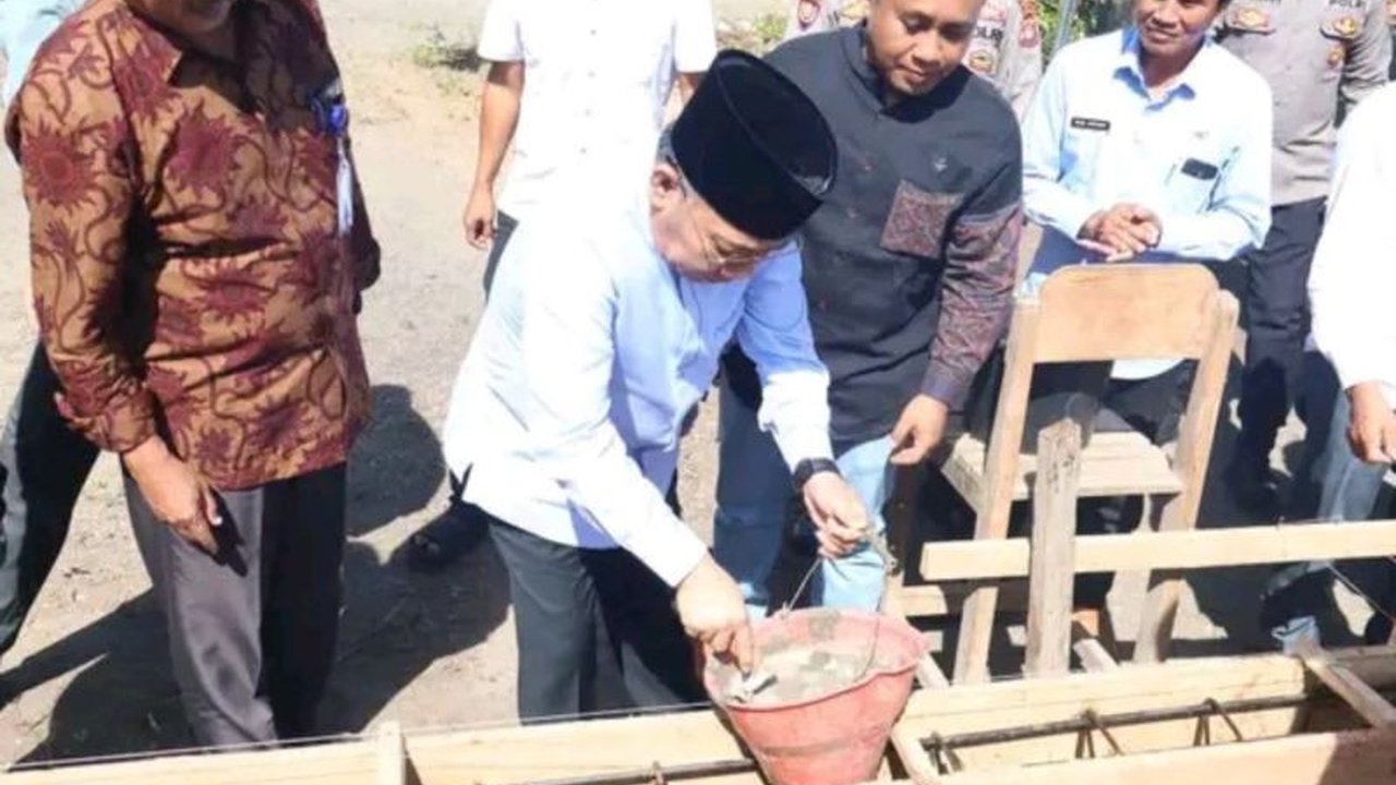 Bupati Lombok Utara meluncurkan program Jumat Bedah Rumah (Jubah) untuk membantu masyarakat kurang mampu yang masih terdampak gempa 2018 mendapatkan tempat tinggal layak, kolaborasi Pemda dan Perumda Amerta Dayan Gunung.