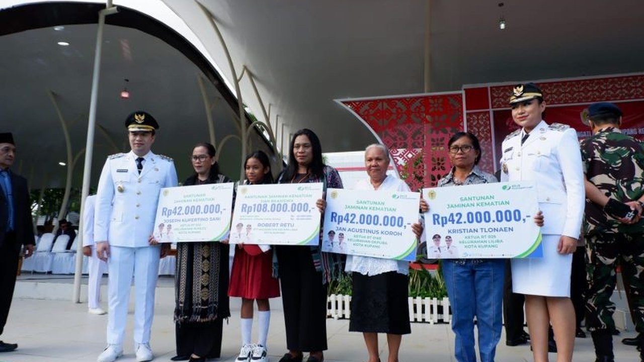 BPJS Ketenagakerjaan NTT dan Pemerintah Kota Kupang memberikan santunan kematian senilai Rp234 juta kepada empat ahli waris tenaga kerja di perayaan HUT Kota Kupang ke-139.