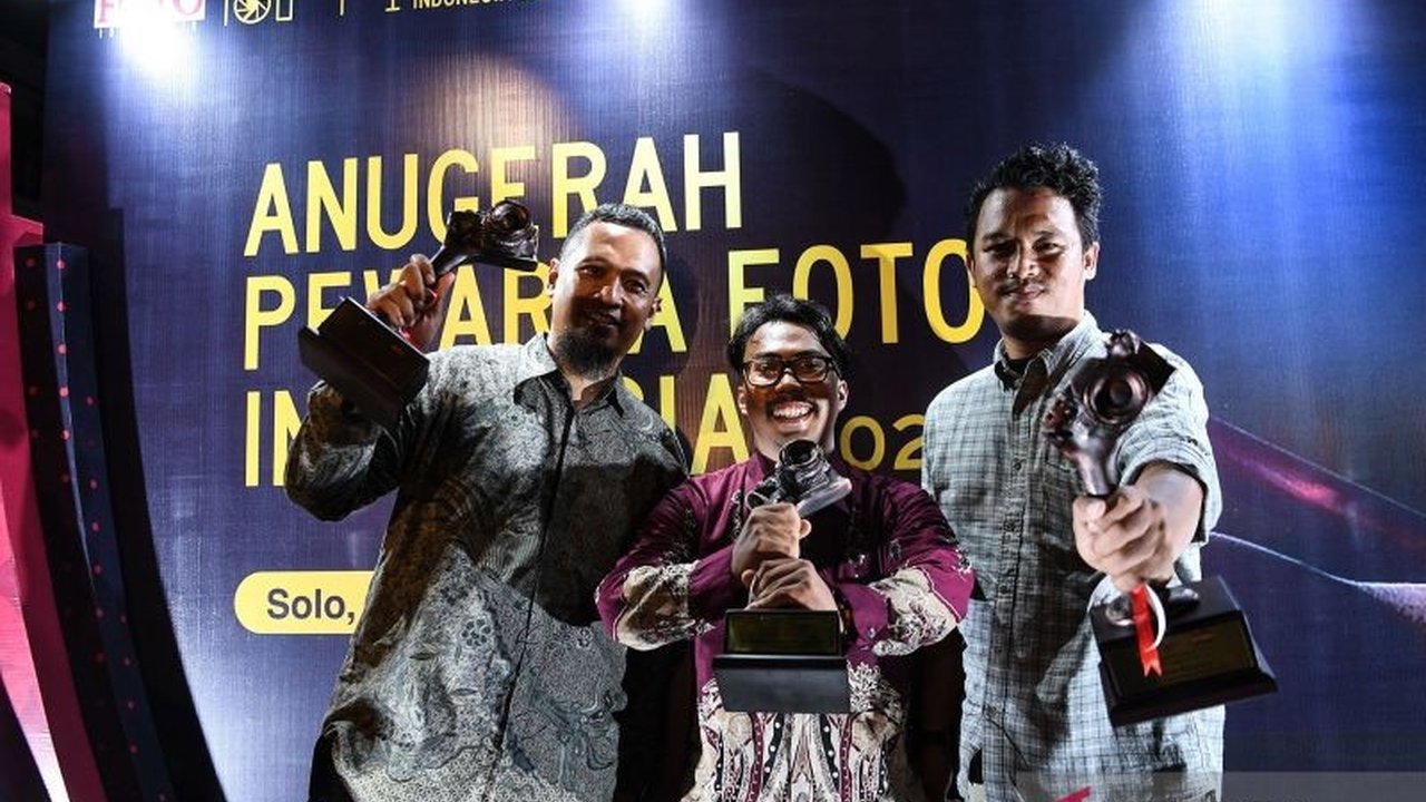 Tiga fotografer ANTARA, Aditya, Dhemas, dan Bagus, meraih penghargaan bergengsi APFI 2025 untuk foto Paus Fransiskus dan pesta demokrasi di Badui.