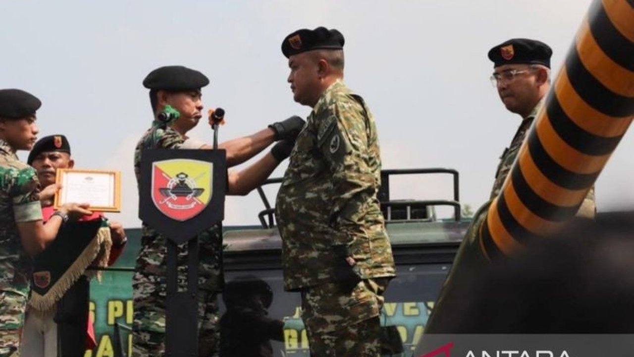 TNI Angkatan Darat menganugerahkan brevet kehormatan Yudha Wastu Wiratama dan Yudha Turangga Wiratama kepada Bupati Bogor, Rudy Susmanto, sebagai warga kehormatan Kavaleri.