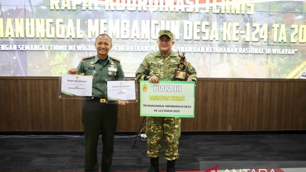 Bupati Bogor, Rudy Susmanto, menerima penghargaan dari TNI AD atas keberhasilan pelaksanaan program TNI Manunggal Masuk Desa (TMMD) ke-123 tahun 2025,  menunjukkan sinergi kuat antara pemerintah daerah dan TNI.