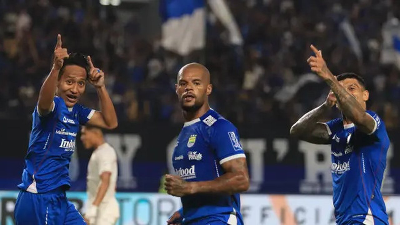 Momen Persib Bandung kalahkan Malut United FC pada pekan ke-14 BRI Liga 1 2024/2025 di Stadion GBLA, Kota Bandung, Jumat (13/12/2024) malam. (Erwin Snaz/Bola.com)