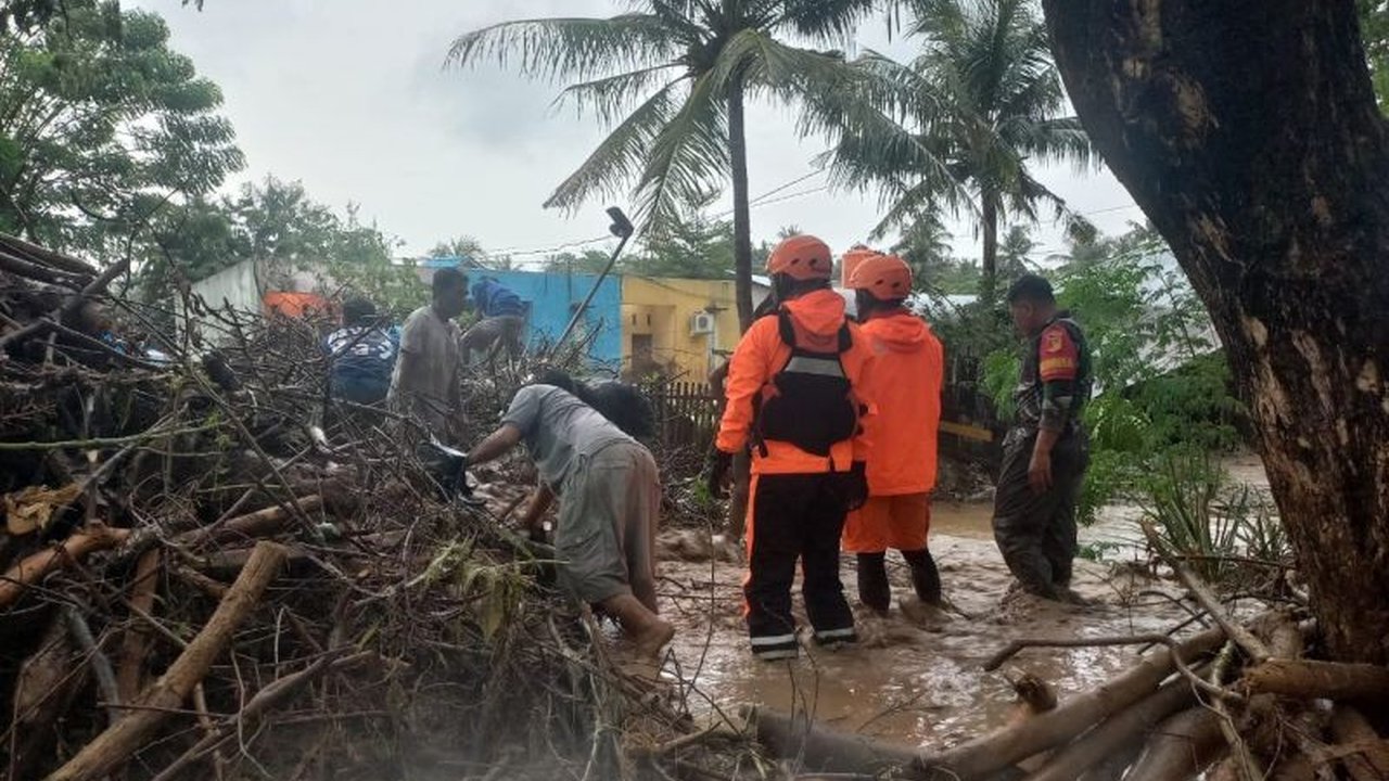 Tim SAR Gabungan Evakuasi Warga Terdampak Banjir di Palu