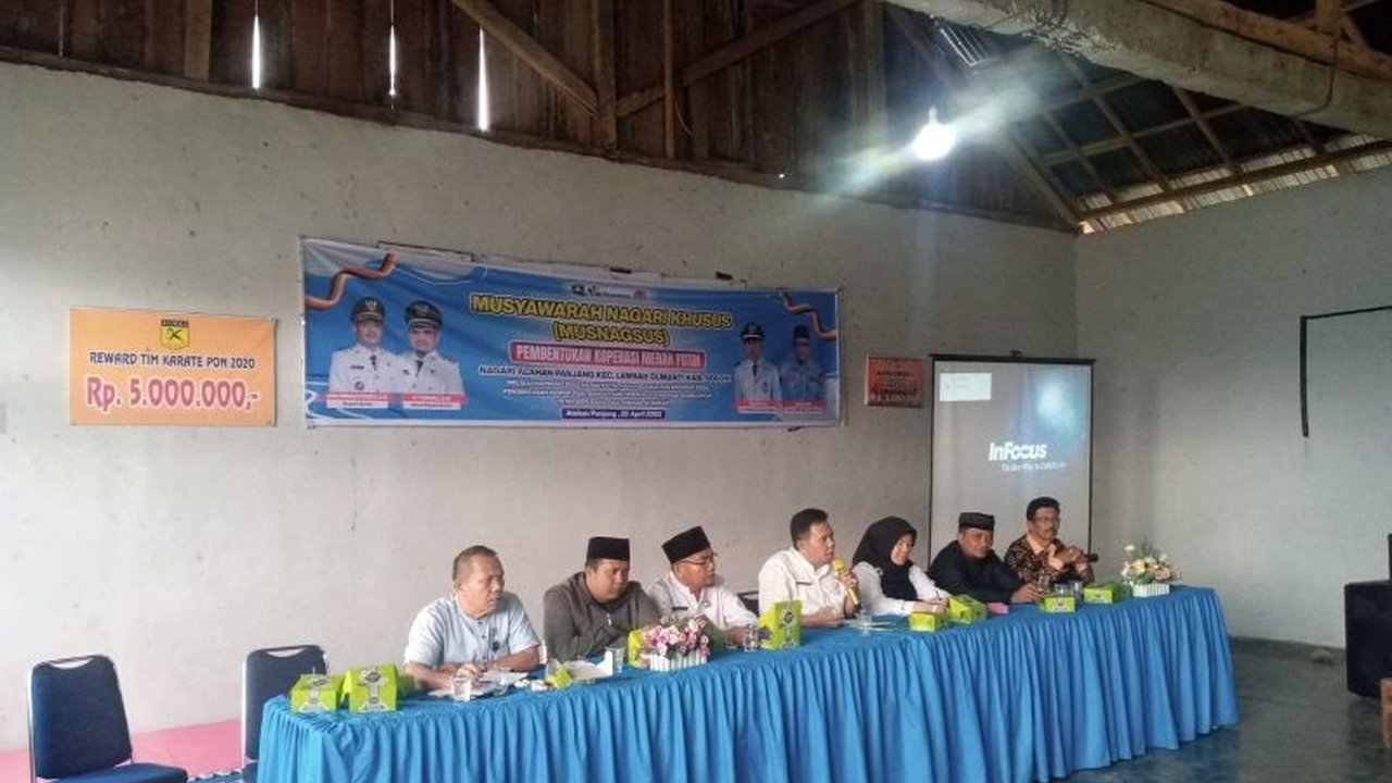 Pemerintah Kabupaten Solok gencar membentuk Koperasi Merah Putih di 74 nagari untuk mendorong kemandirian ekonomi dan memutus rantai rentenir serta pinjaman online.