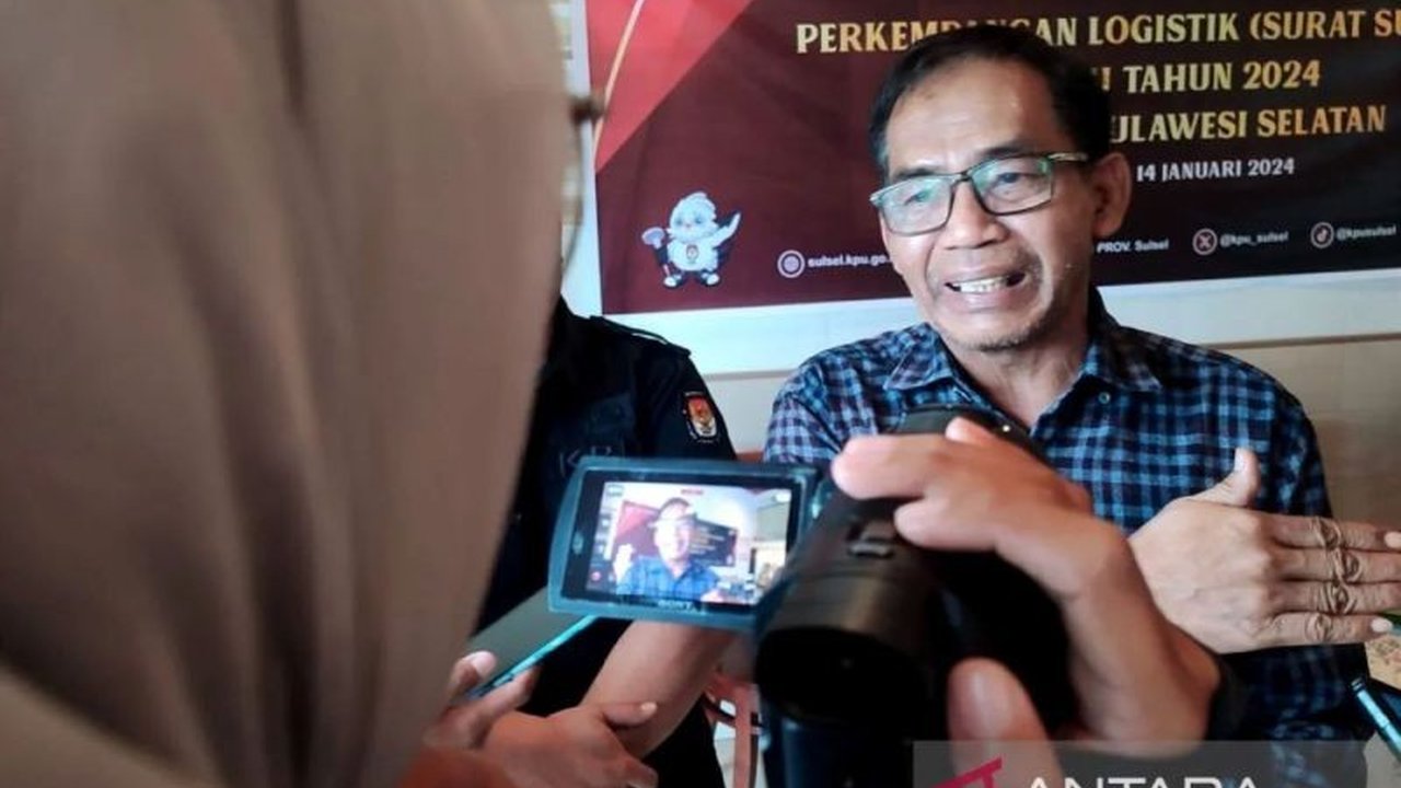 KPU Kota Palopo tengah melakukan penyortiran ulang surat suara untuk Pemilihan Suara Ulang (PSU) Pilkada, memastikan kelayakan 130.844 lembar surat suara sebelum digunakan pemilih pada 24 Mei 2025.