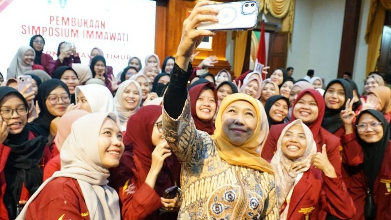 Gubernur Jawa Timur, Khofifah Indar Parawansa, resmi membuka Simposium Nasional Immawati di Surabaya, berharap melahirkan pemimpin perempuan andal untuk kemajuan bangsa.