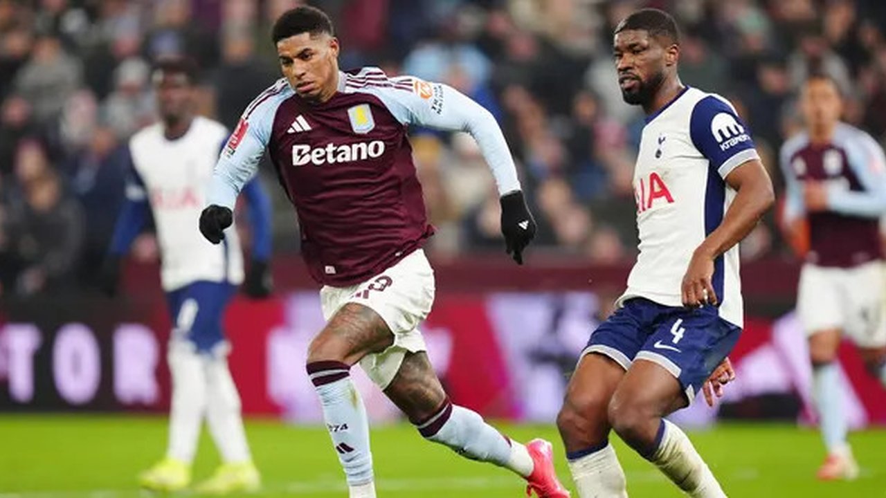 Mengenakan nomor punggung 9, ia dengan cepat menyesuaikan diri dengan gaya bermain tim asuhan Unai Emery. Selama 24 menit di lapangan, Rashford mencatat statistik 22 kali sentuhan bola, akura