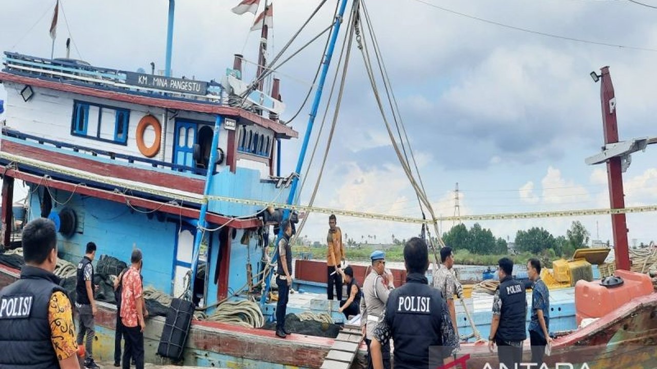 Polda Kalsel mengamankan kapal nelayan asal Jawa Tengah yang menggunakan alat tangkap cantrang di perairan Kotabaru, Kalimantan Selatan, dan menetapkan nakhoda sebagai tersangka.