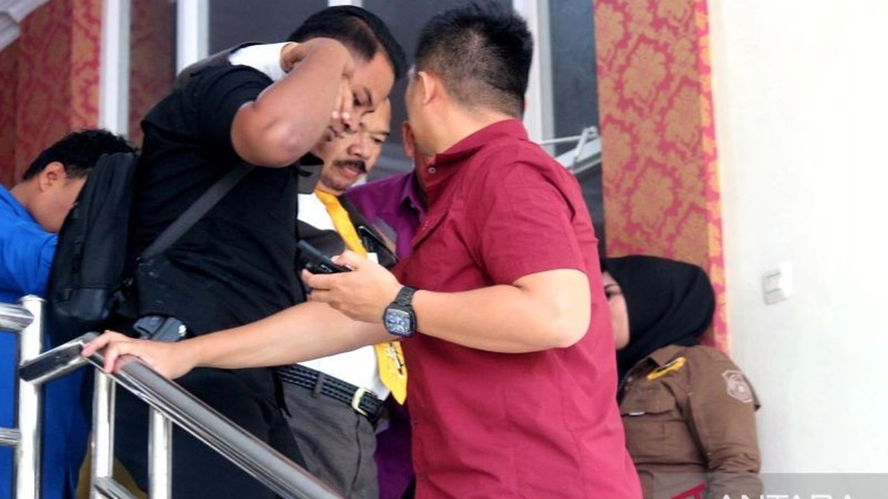 Ketua DPRD Provinsi Gorontalo, Thomas Mopili, mendadak pingsan saat menghadiri sidang paripurna istimewa HUT ke-18 Gorontalo Utara di kantor DPRD Gorontalo Utara, Sabtu lalu.