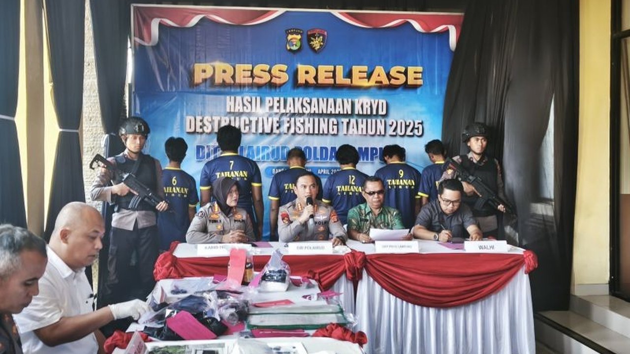 Polda Lampung ungkap perubahan modus operandi pencurian ikan ilegal, kini pelaku gunakan bom, setrum bertegangan tinggi, dan jaring trol ukuran kecil yang merusak ekosistem laut.
