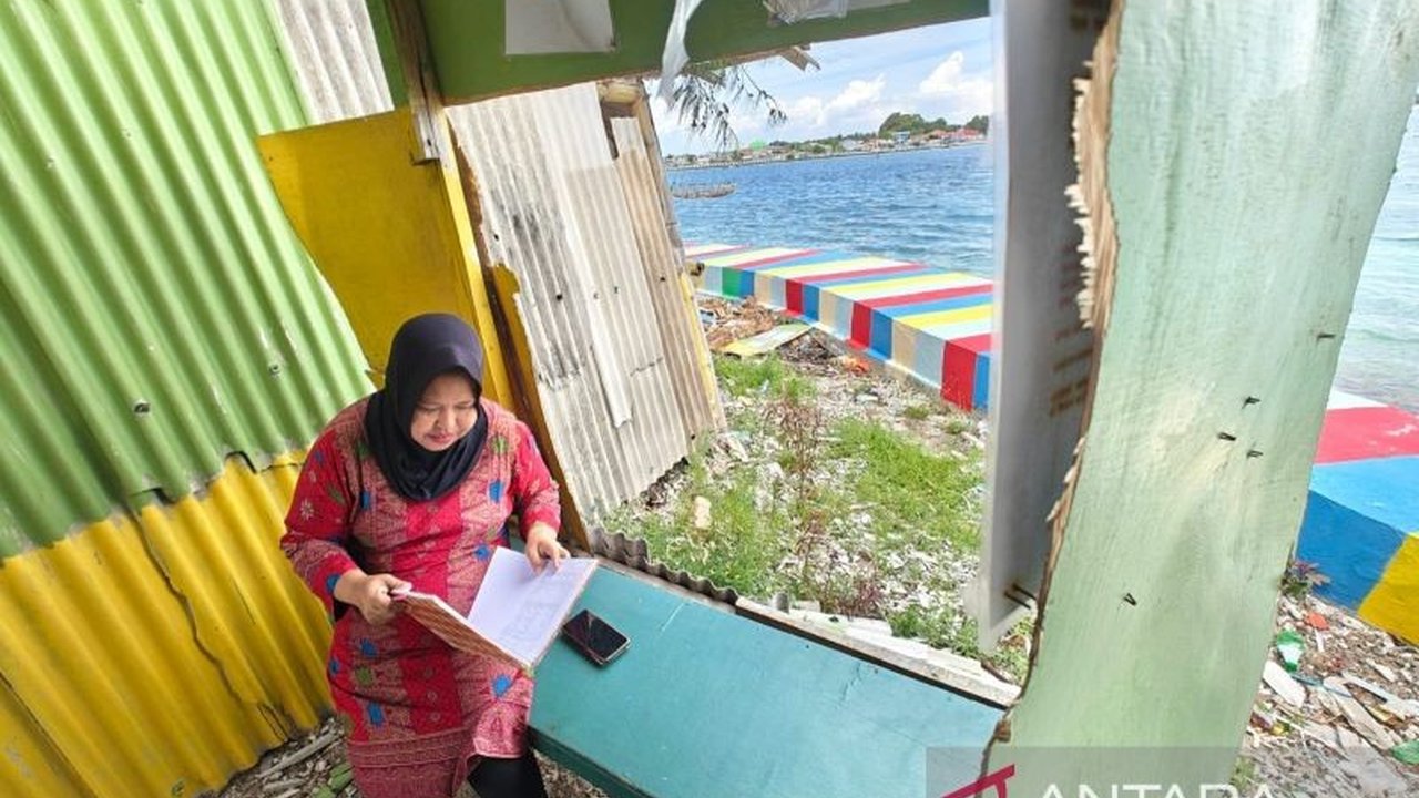 Warga Pulau Kelapa, Kepulauan Seribu, sukses bertransformasi dari pulau yang hampir tenggelam dalam sampah menjadi destinasi wisata edukasi yang bersih berkat inisiatif Bank Sampah.