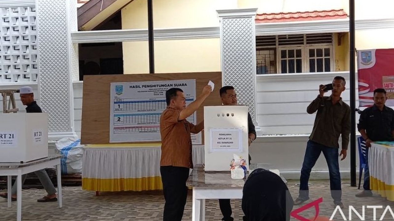 Pemilihan Ketua RT serentak di Kota Jambi menjadi program pendidikan politik bagi warga dan bukti semangat gotong royong dalam pembangunan, memberikan anggaran Rp100 juta per RT.