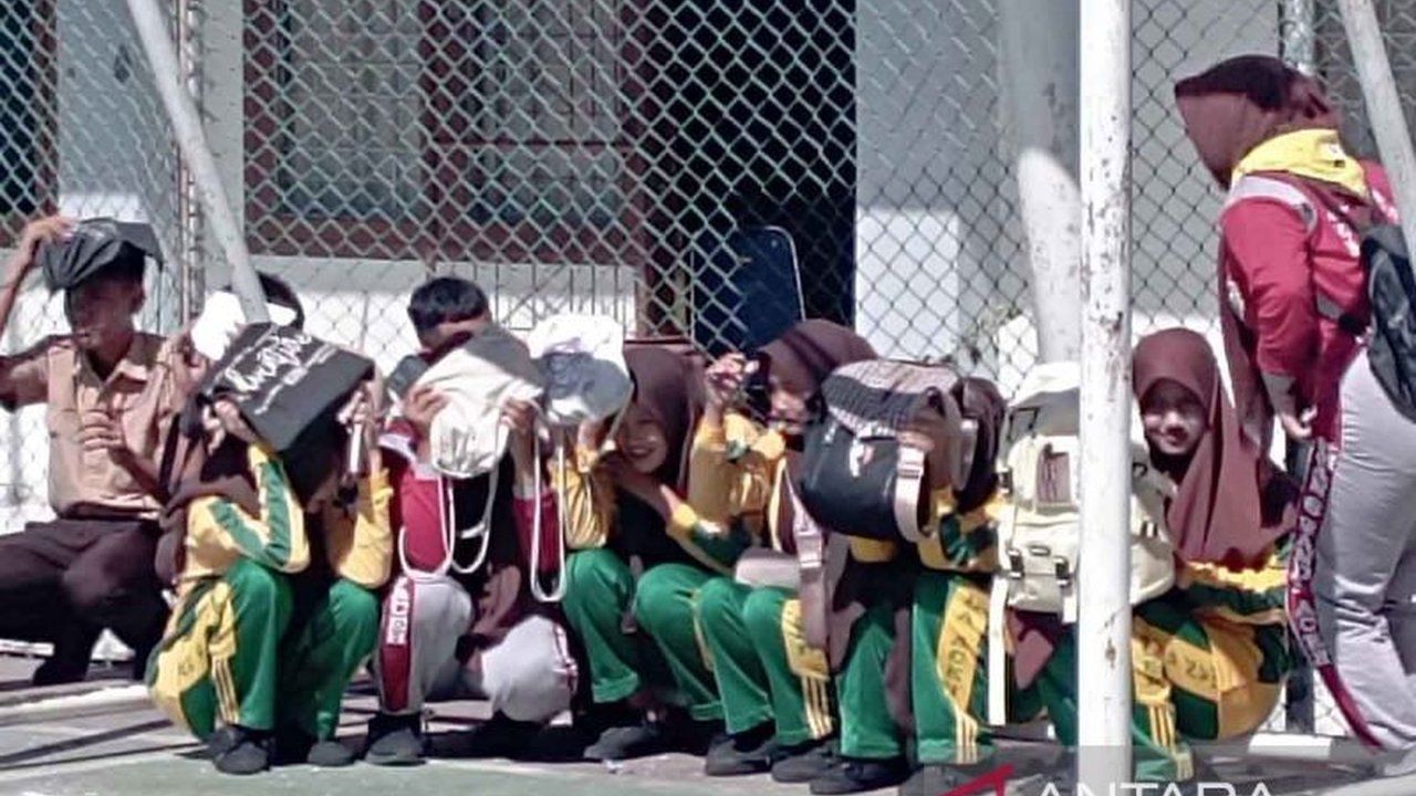 Seratusan pelajar SMAN 6 Banda Aceh mengikuti simulasi mitigasi bencana gempa dan tsunami untuk meningkatkan kesiapsiagaan menghadapi bencana alam di wilayah rawan bencana.