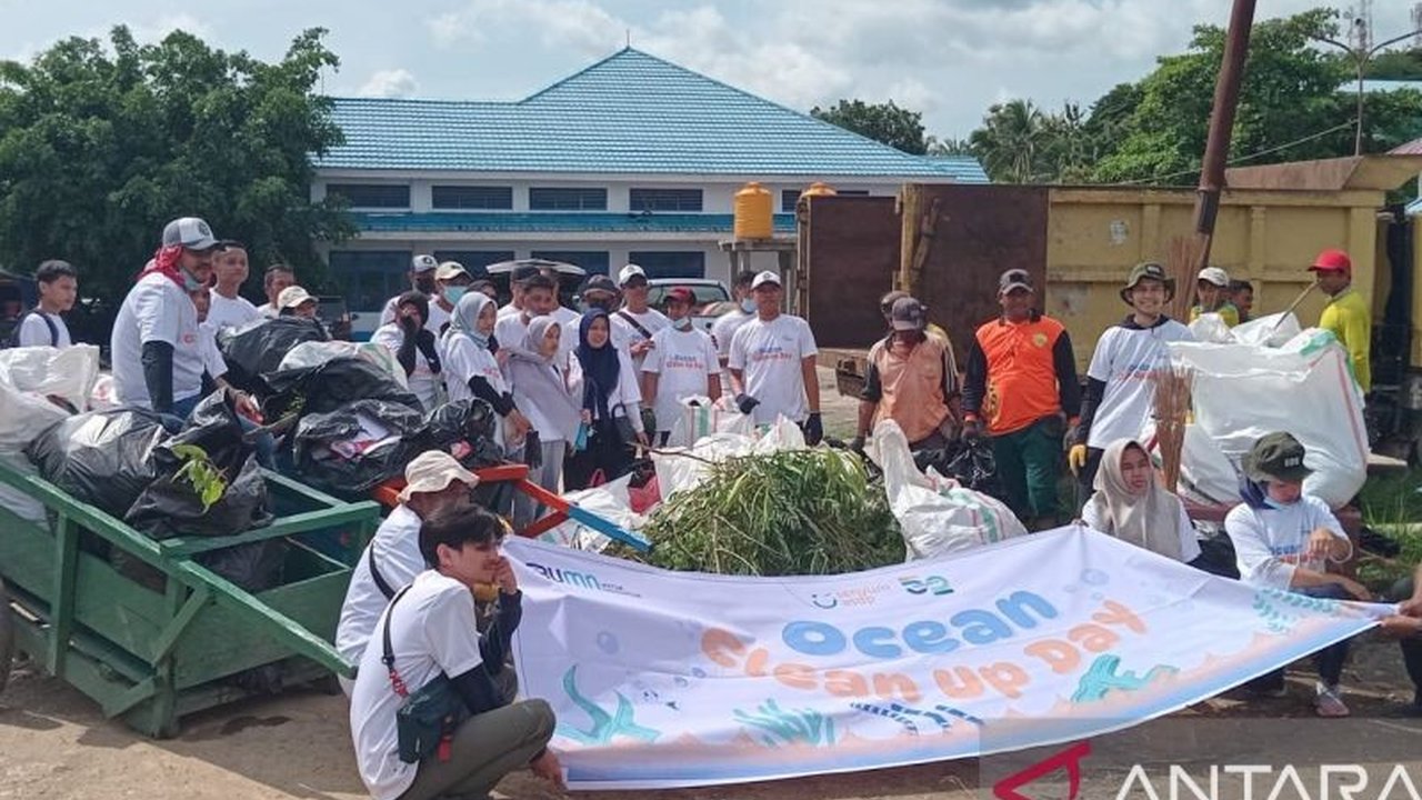 ASDP Cabang Baubau peringati HUT ke-52 dengan aksi bersih-bersih laut dan area dermaga Pelabuhan Feri Batulo, mengumpulkan 1,2 ton sampah.