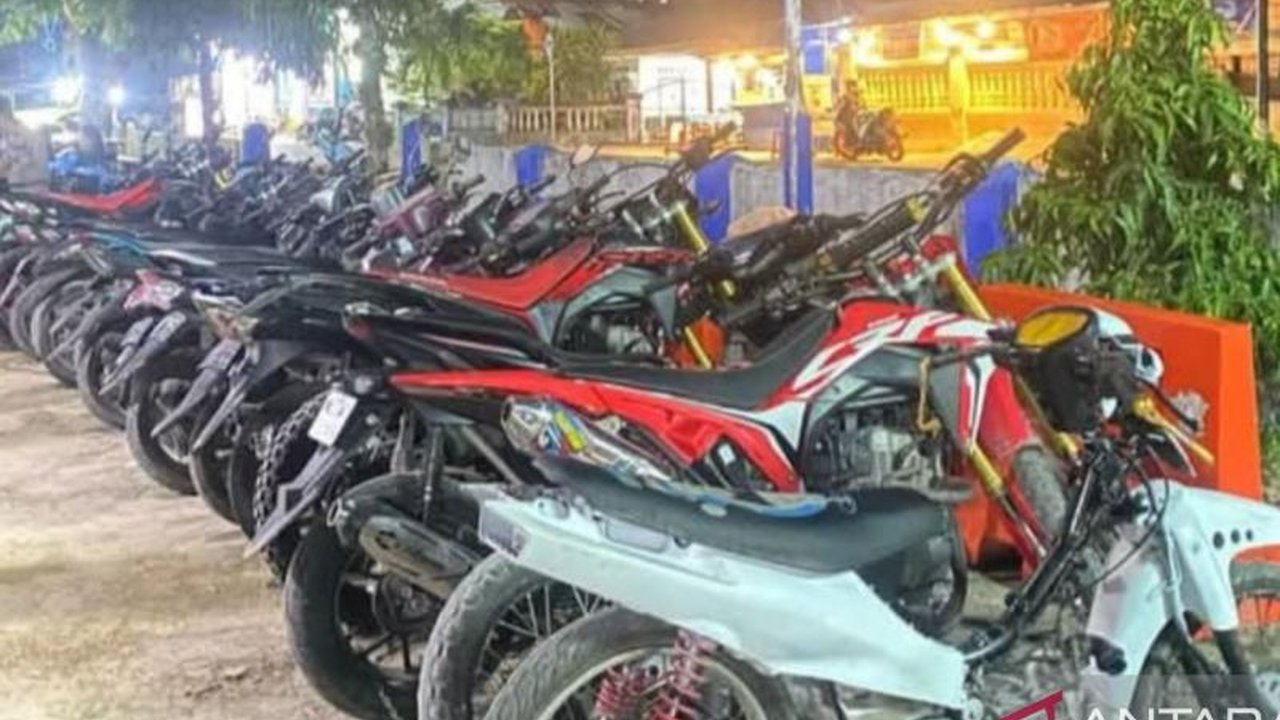 Kepolisian Resort Buton Tengah menindak tegas 20 pengendara motor yang menggunakan knalpot brong dan meresahkan warga, dengan memberikan surat tilang.