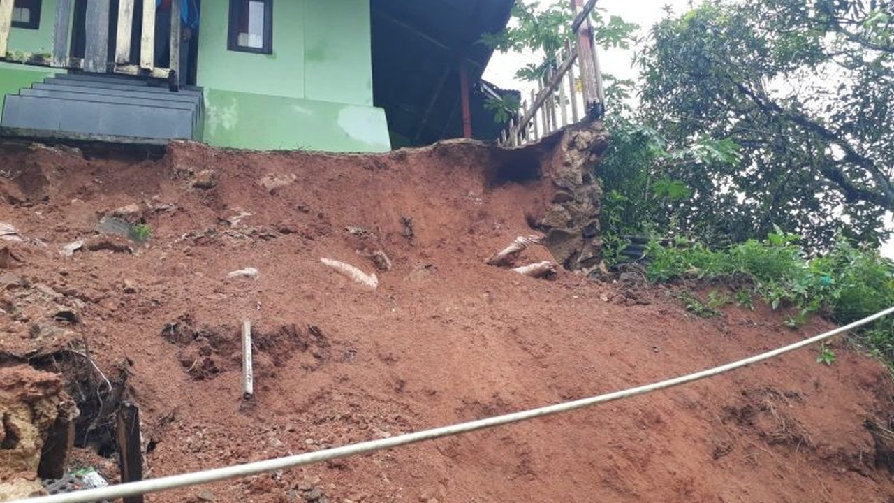 Hujan deras di Kota Sorong menyebabkan longsor di dua lokasi, BPBD setempat tengah melakukan pendataan korban dan menyalurkan bantuan.