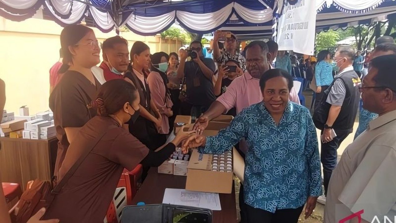 Tim Penggerak PKK Papua Barat Daya berkolaborasi dengan IDI Cabang Sorong memberikan layanan pengobatan gratis dan pasar murah bagi masyarakat di Distrik Sorong Barat dalam rangka Hari Kesatuan Gerak PKK ke-53 tahun 2025.