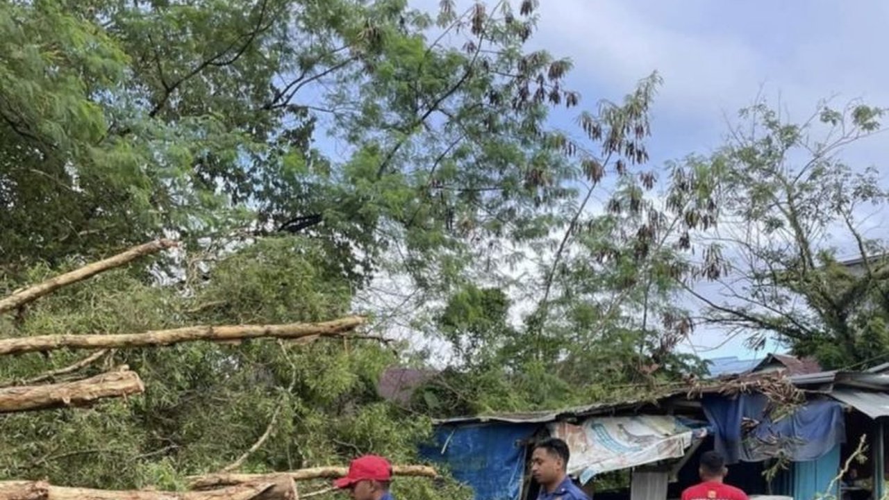 BMKG memprediksi cuaca buruk di 11 wilayah Maluku hingga 1 Mei 2025; masyarakat diimbau waspada potensi hujan lebat, kilat, angin kencang, banjir, dan tanah longsor.