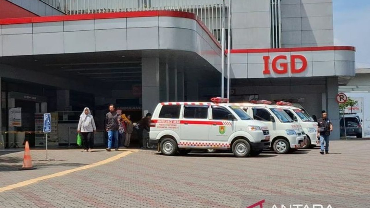 Tujuh santri Pondok Pesantren Gontor masih dirawat intensif di RSUD Merah Putih Magelang setelah tertimbun longsor, sementara 17 santri lainnya telah diperbolehkan pulang; Bupati Magelang tanggung biaya perawatan.