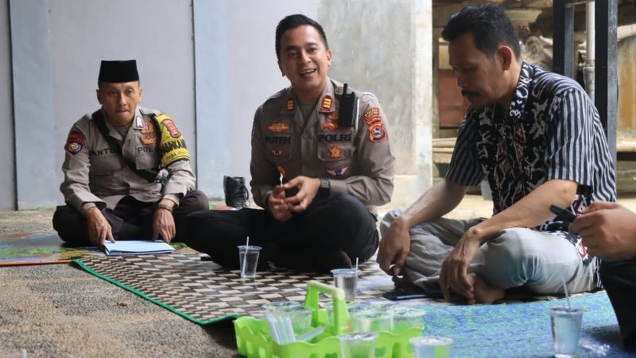 Kecelakaan tunggal pick up di Lombok Tengah menewaskan lima orang, mendorong Polres Lombok Tengah mengimbau warga agar tidak menggunakan mobil pick up untuk mengangkut penumpang.