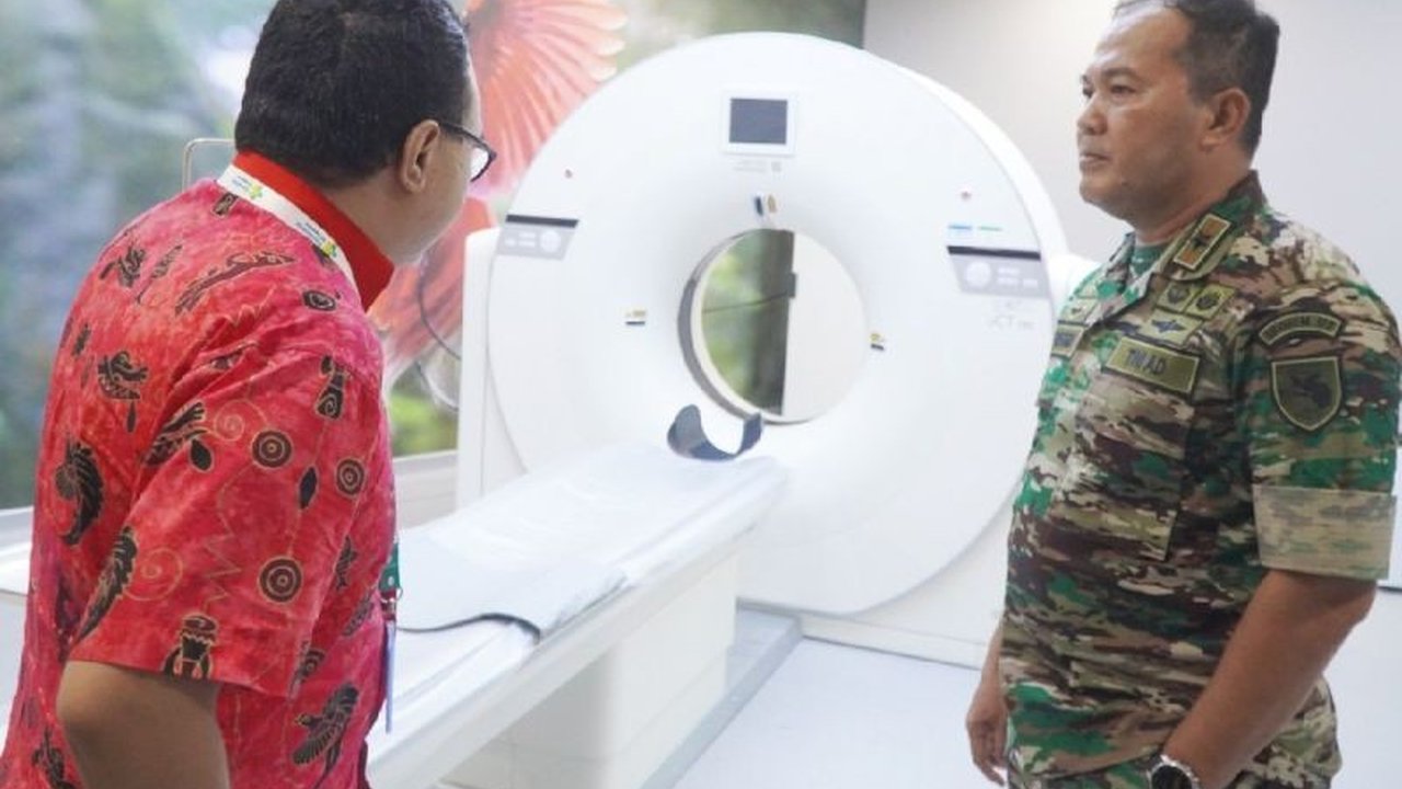 Danrem 172/PWY Brigjen TNI Tagor Rio Pasaribu meninjau kesiapan Rumah Sakit UPT Vertikal Papua di Universitas Cenderawasih, Abepura, sebelum diresmikan Presiden.