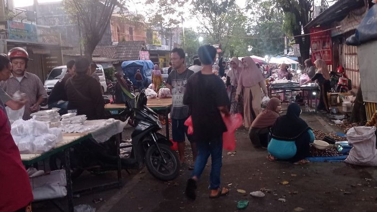 Pemerintah Kabupaten Lebak menargetkan relokasi pedagang kaki lima (PKL) Pasar Subuh Rangkasbitung ke Pasar Kandangsapi Narimbang Mulya pada Mei 2025 untuk mengatasi kemacetan dan menciptakan lingkungan berjualan yang lebih tertib.
