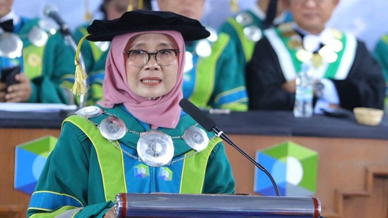 Prof. Dr. Sri Wahyuni, S.E., M.Si. dikukuhkan sebagai Guru Besar Perbanas Institute, memaparkan orasi ilmiah tentang resonansi nilai religiusitas dalam merek berkelanjutan.