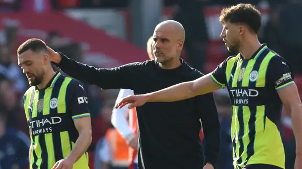 Manajer Manchester City, Pep Guardiola, mencoba menenangkan Mateo Kovacic yang kesal setelah kalah dari Nottingham Forest dalam lanjutan Liga Inggris 2024/2025, Sabtu (8/3/2025) malam WIB. (D