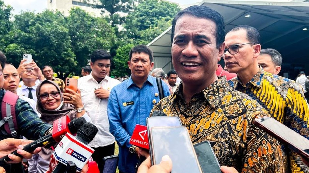 Menteri Pertanian Andi Amran Sulaiman mendesak penangkapan pelaku penjualan sapi hibah di Karanganyar, Jawa Tengah, yang diduga melakukan korupsi bantuan pemerintah.