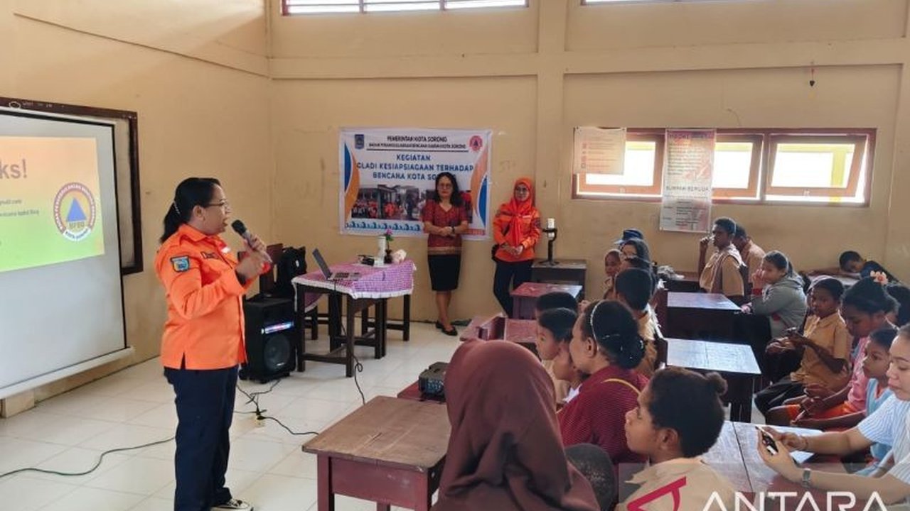 BPBD Kota Sorong menggelar simulasi evakuasi gempa di Yayasan Anak Papua Cerdas Cermat, melatih siswa untuk siap menghadapi bencana dan menyelamatkan diri secara mandiri.