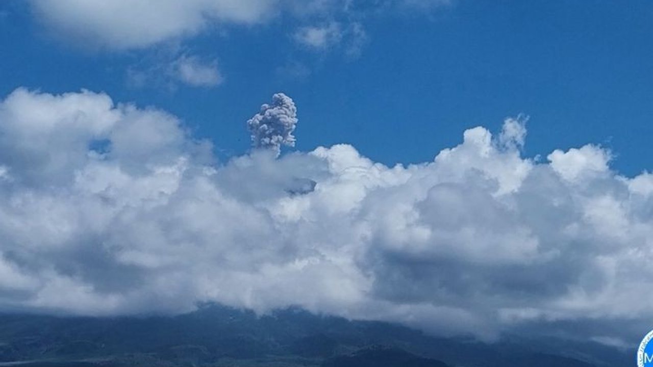 Gunung Semeru di Lumajang, Jawa Timur mengalami enam kali erupsi pada Sabtu, 26 April 2024, dengan tinggi letusan mencapai 800 meter, PVMBG imbau masyarakat waspada.