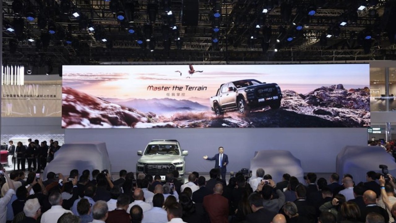 Chery, pabrikan otomotif asal China, memasang target ambisius untuk menjual satu juta mobil global dalam dua tahun ke depan, ditopang teknologi Super Hybrid dan kecerdasan buatan.