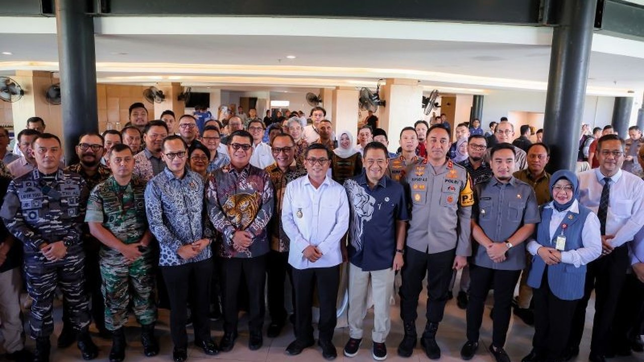 Gubernur Banten, Andra Soni, berkomitmen menjaga iklim investasi melalui dialog langsung dengan pelaku usaha dan Satgas Percepatan Investasi, memastikan solusi bagi kendala investasi di Banten.