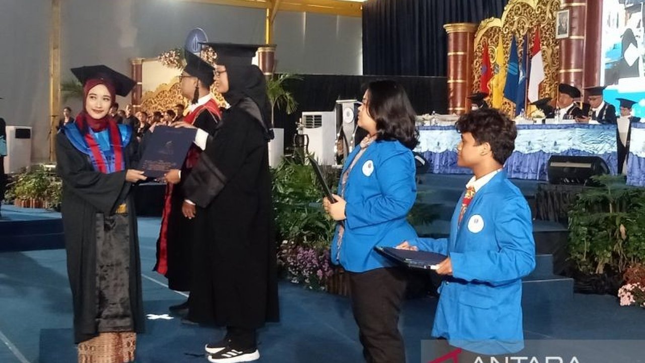 Rektor UMBY mengingatkan 807 wisudawan baru untuk tak berhenti belajar dan berkontribusi bagi bangsa, serta kampus menargetkan jadi universitas unggul sociopreneur pada 2029.