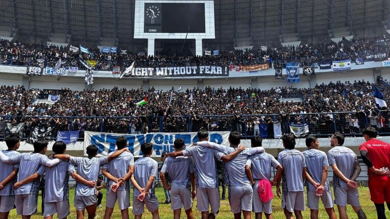 Demi kelancaran dan keamanan pertandingan Persib Bandung melawan PSS Sleman di Stadion GBLA, 1200 personel gabungan TNI-Polri diterjunkan untuk mengamankan jalannya laga tersebut.