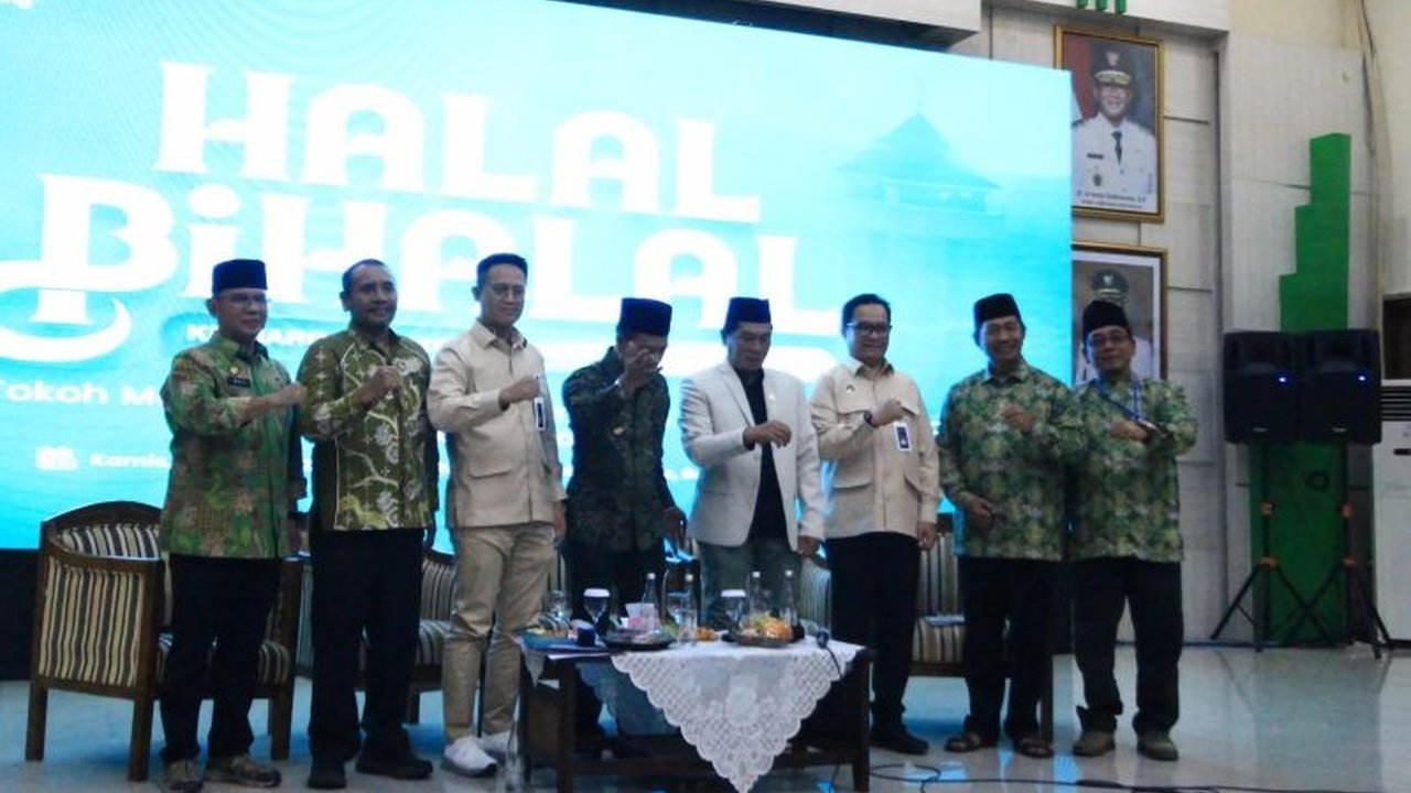 Komisi IX DPR RI dan BGN sosialisasikan Program Makan Bergizi Gratis (MBG) di Bandung untuk meningkatkan gizi masyarakat dan mendukung Indonesia Emas 2045, serta memberikan dampak positif pada perekonomian lokal.