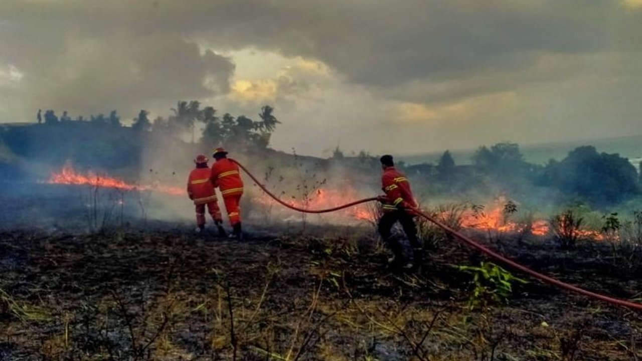Pemkab Natuna terbitkan surat edaran peringatan dini bencana kekeringan dan kebakaran hutan lahan (karhutla) yang akan berlangsung hingga September 2025, imbau masyarakat waspada.