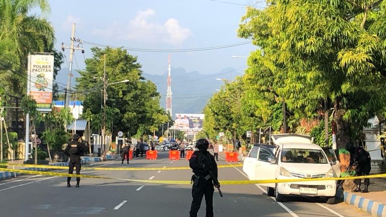 Dua pria di Pacitan, Jawa Timur, mengancam meledakkan bom di Mapolres setempat setelah mediasi kecelakaan gagal; Densus 88 kini bersiaga di lokasi.
