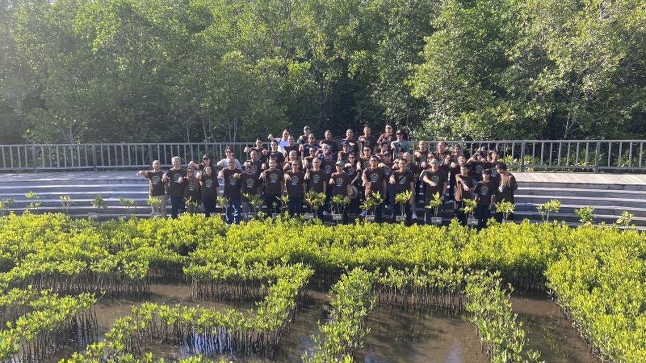 Kejaksaan Agung bersama KLH menyerahkan bibit mangrove di Denpasar, sebagai upaya menjaga kualitas udara dan mendorong ekonomi berkelanjutan melalui ekowisata mangrove.