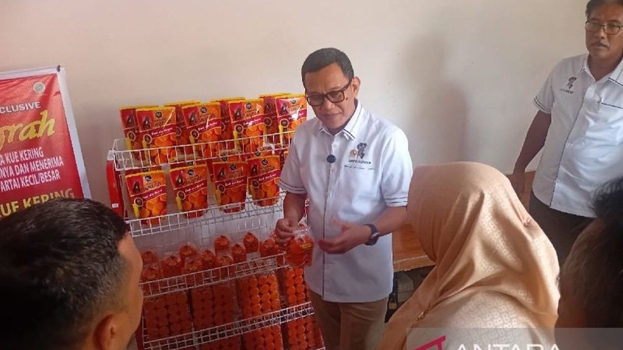 Menteri P2MI, Abdul Kadir Karding, meninjau UMKM Purna PMI di Binjai yang sukses memproduksi dan memasarkan kue kacang, mendapat dukungan penuh pemerintah.