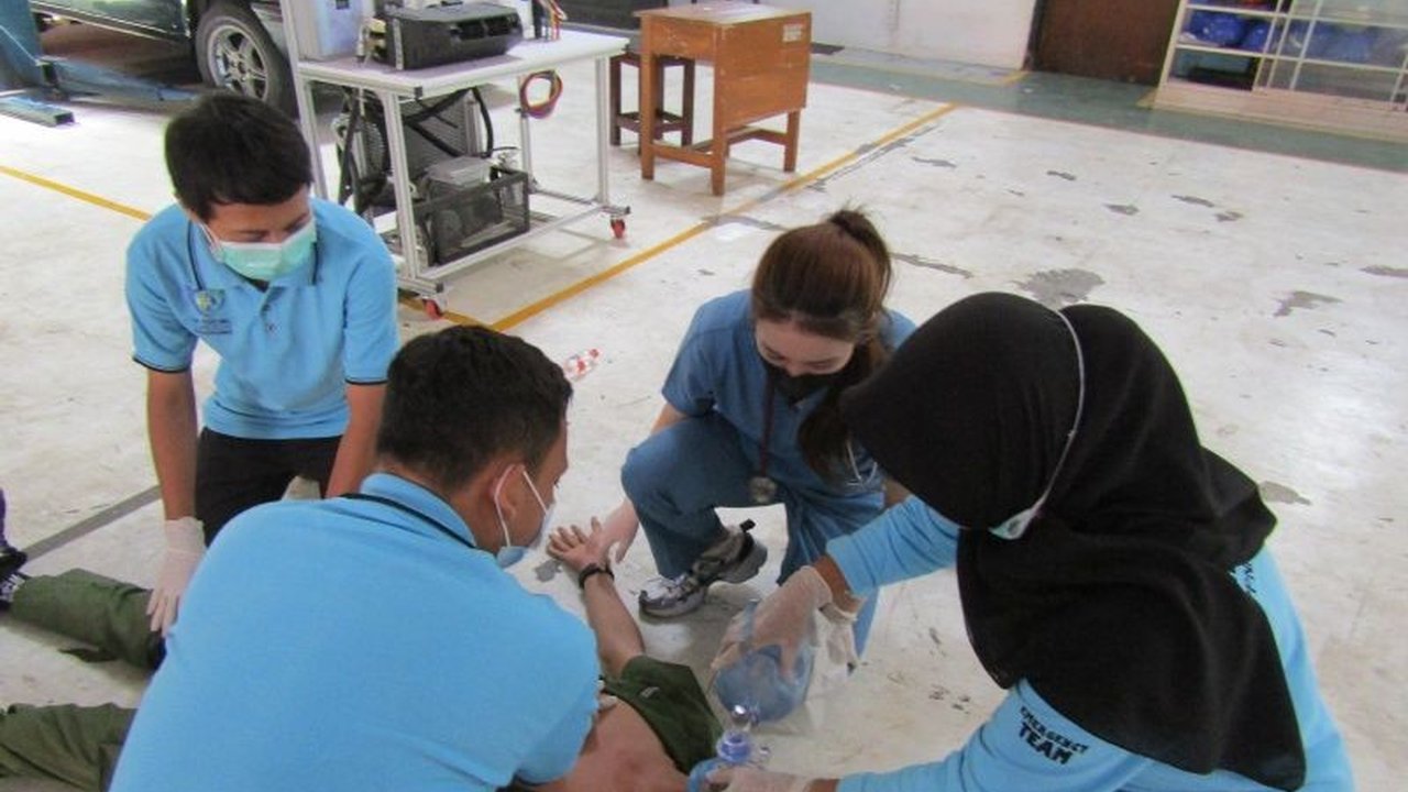 BPBD Jember meningkatkan kesiapsiagaan pelajar menghadapi bencana melalui simulasi gempa bumi di SMKN 2 Jember dalam rangka memperingati Hari Kesiapsiagaan Bencana 2025.