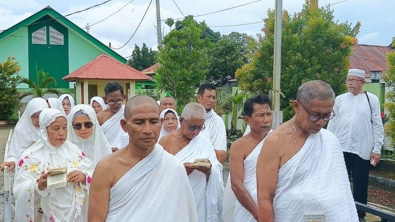 Kemenag Bolmut sukses selenggarakan praktik manasik haji untuk jamaah calon haji (JCH) setempat, meliputi simulasi thawaf, sa'i, dan lempar jumroh guna mempersiapkan ibadah haji tahun 2025.