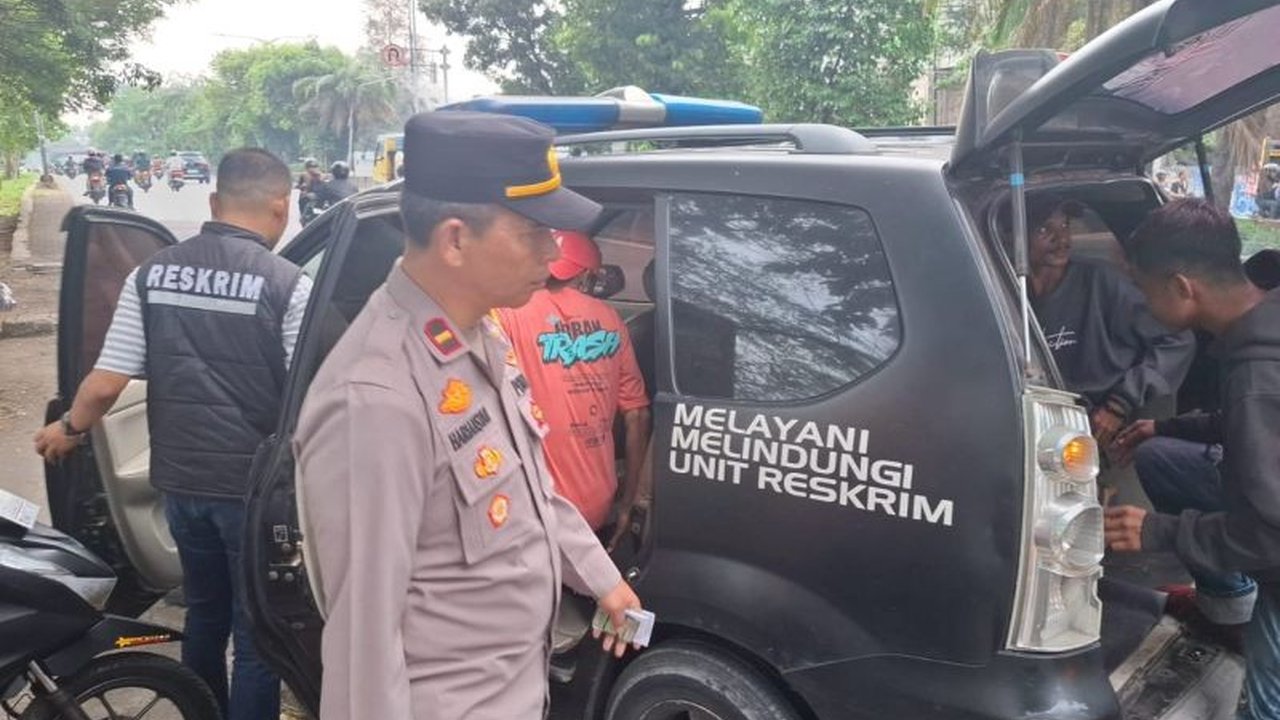 Polisi menangkap empat penagih utang di Daan Mogot karena meresahkan warga, menindaklanjuti aduan masyarakat melalui media sosial terkait perilaku penagihan yang tidak sesuai aturan OJK.