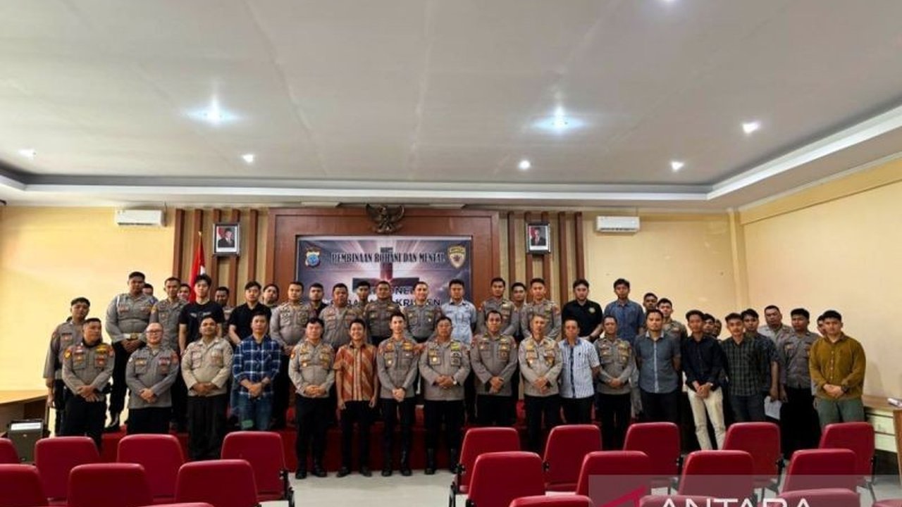 Kemenag Minahasa Tenggara memberikan penyuluhan rohani kepada anggota Polres Mitra untuk memperkuat iman Kristiani dan meningkatkan kualitas pelayanan kepada masyarakat.