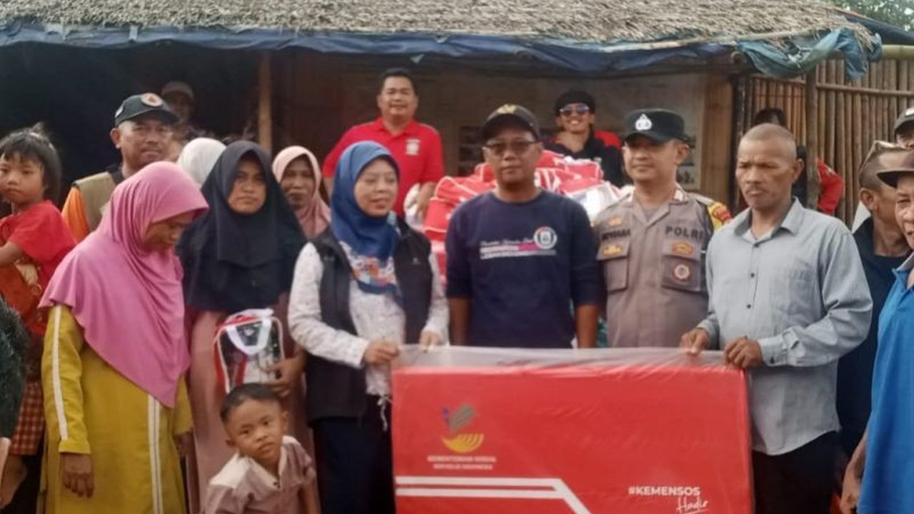 Relawan Tagana Kabupaten Lebak menyalurkan bantuan sosial kepada 70 kepala keluarga korban banjir bandang 2020 yang tinggal di hunian sementara Cigobang, Lebak Gedong, berupa tenda, bahan pokok, peralatan kebersihan, dan makanan siap saji.